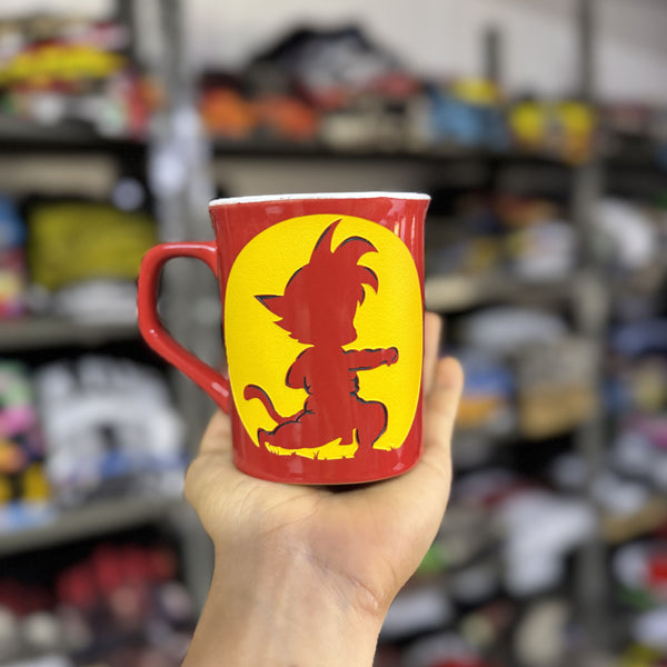 MUG TALLADO GOKU ROJO COLA