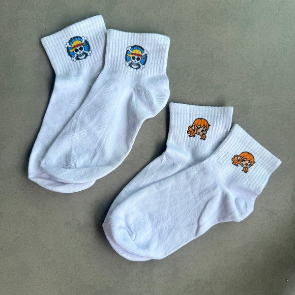 2 pares de medias calavera y Nami